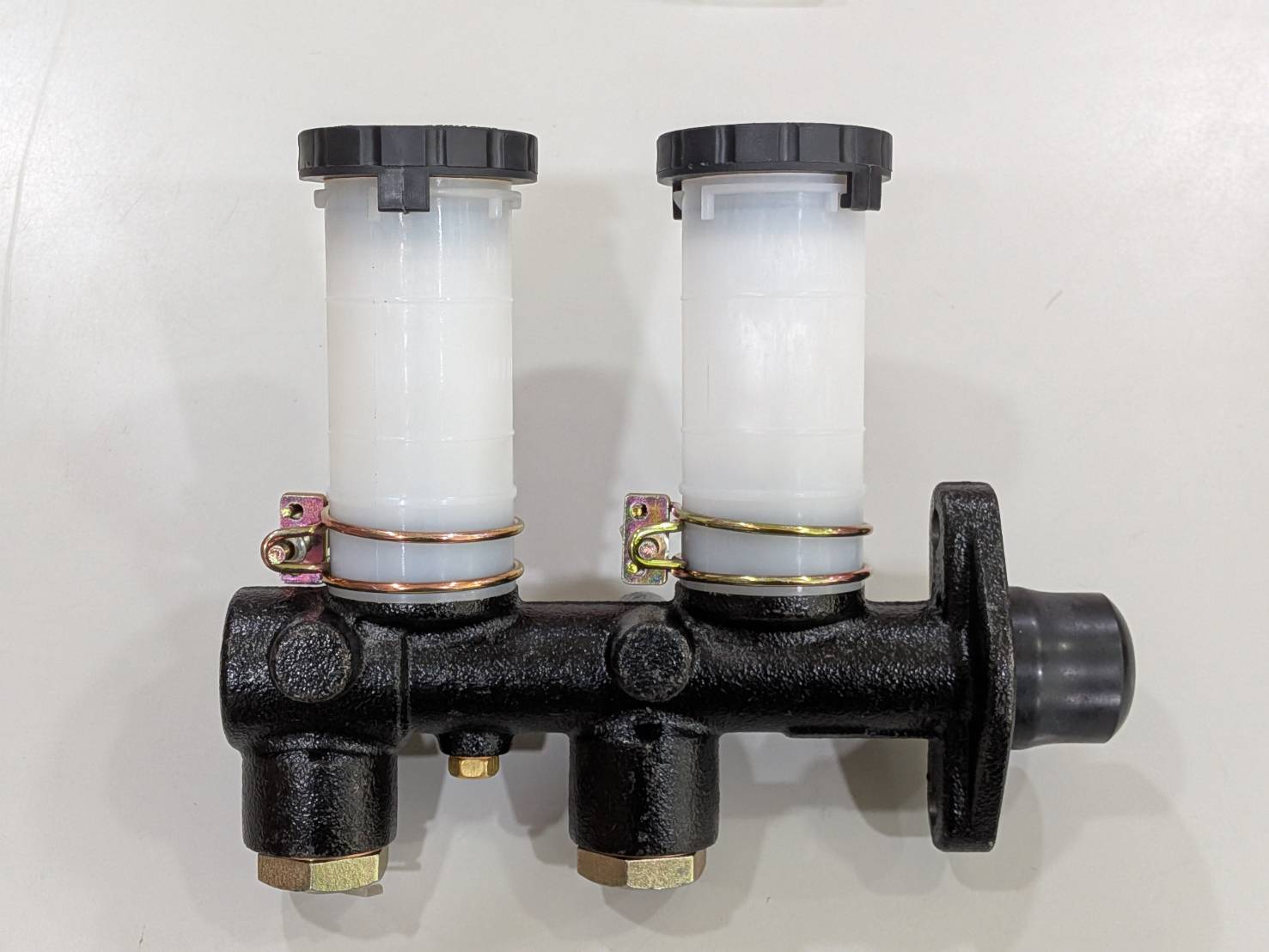 BRAKE MASTER CYLINDER ASSEMBLY-46010-85000